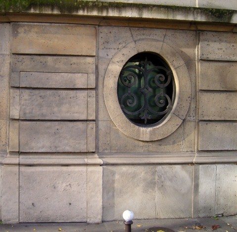 une porte dérobée... située Avenue de Marigny juste en face du Palais de l'Elysée...