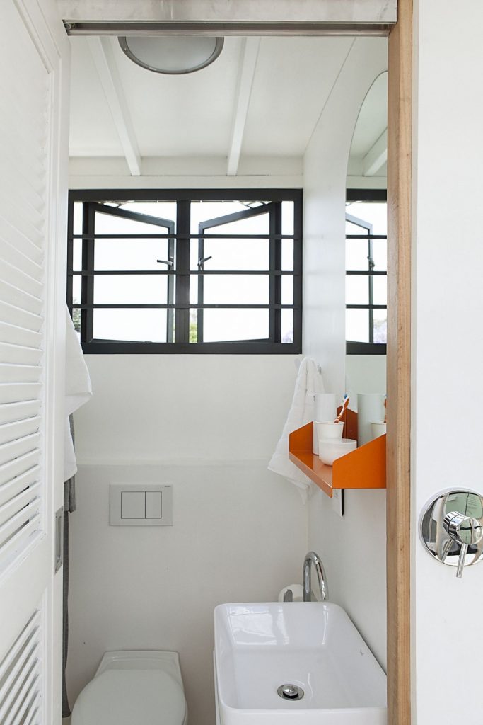 Pod-iDLADLA-bathroom-interior-photographed-by-Brett-Rubin